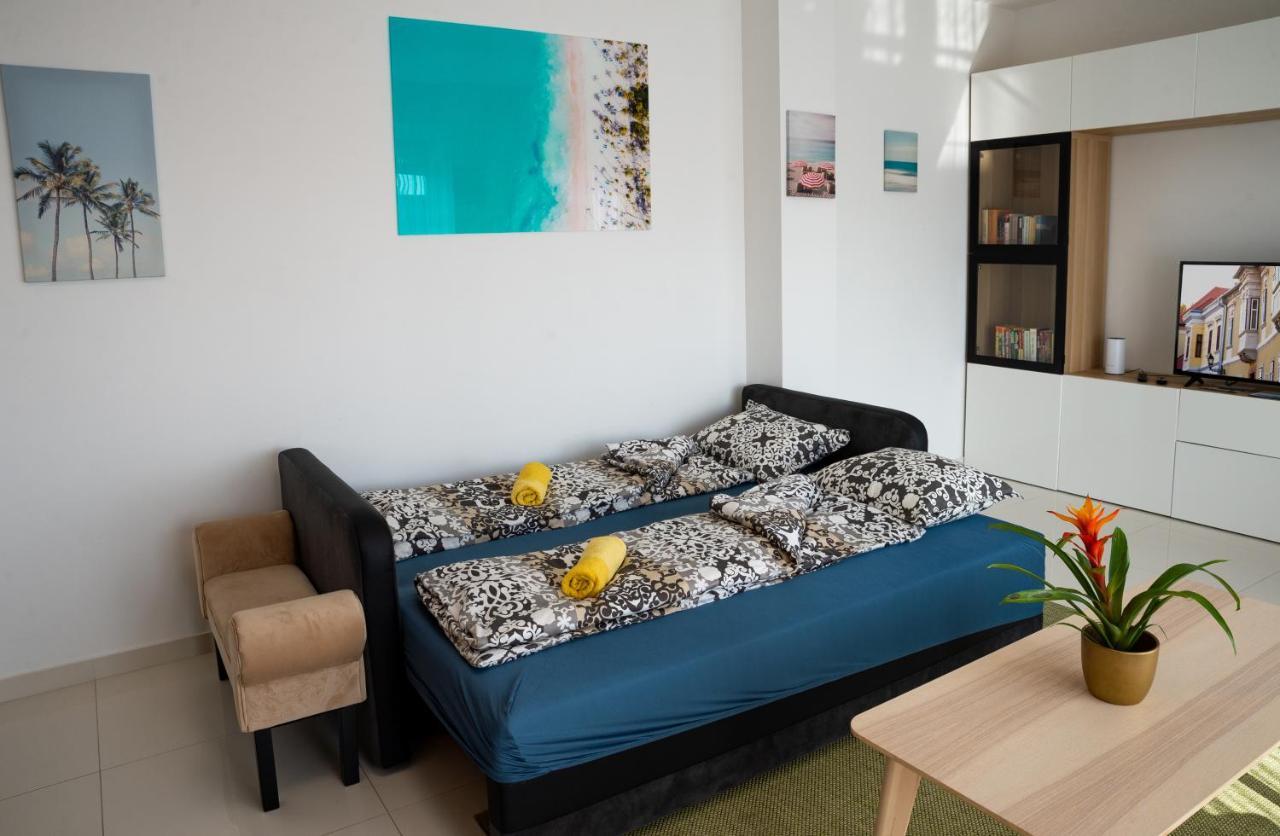 Sunshine With Free Parking Apartment *