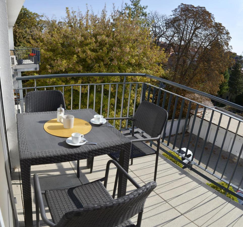 Sunshine With Free Parking Apartment Gyor